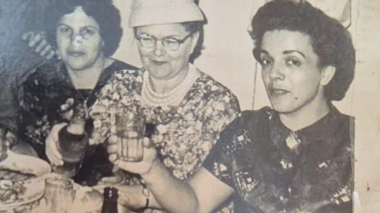 "אף מלחמה לא תעצור אותנו מלקיים את ליל הסדר". מלכה (מימין) בסדר פסח עם משפחתה (צילום: אלבום פרטי) מלכה (מימין) בסדר פסח עם משפחתה