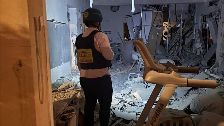 זירת הנפילה ברמת גן (צילום: תיעוד מבצעי מד"א) זירת הנפילה ברמת גן