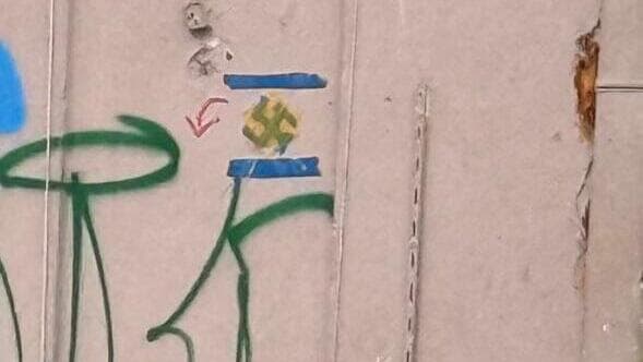 דגל ישראל עם צלב קרס במקום מגן דוד