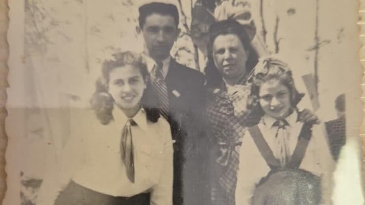 "הוריי חלמו על ארץ ישראל. מרגישה שהגשמתי להם את החלום". ציפורה (מימין) עם הוריה ואחותה (צילום: אלבום פרטי) ציפורה (מימין) עם הוריה ואחותה