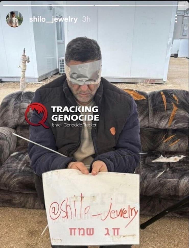 הפלסטיני העצור מחזיק שלט עם שם העסק של החייל