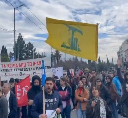 דגל חיזבאללה בהפגנה באתונה, השבוע