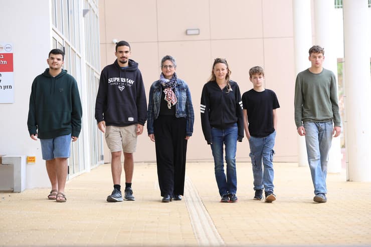 מיכל ורדיגר והילה סירקיס עם ילדיהן הלומדים בבית הספר