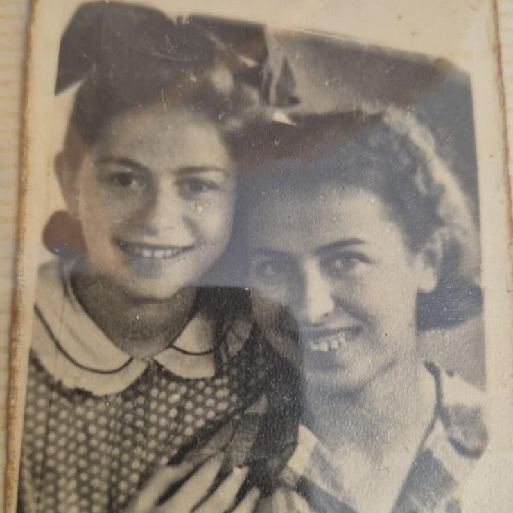 ציפורה (משמאל) עם אחותה, רחל ז"ל (צילום: אלבום פרטי) ציפורה (משמאל) עם אחותה