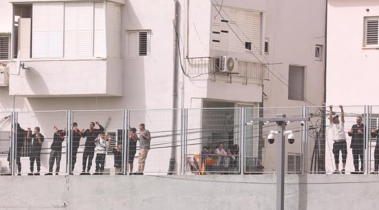 אוהדי בני יהודה על גדרות האצטדיון