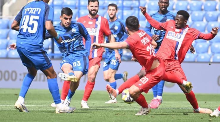 לירן חזן בועט את הרשון של מכבי פתח תקווה