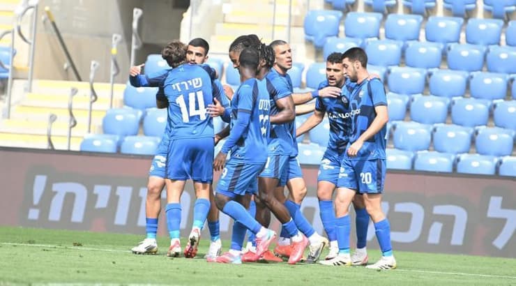 שחקני מכבי פתח תקווה חוגגים את שער היתרון