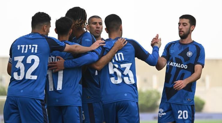 שחקני מכבי פתח תקווה חוגגים את השני