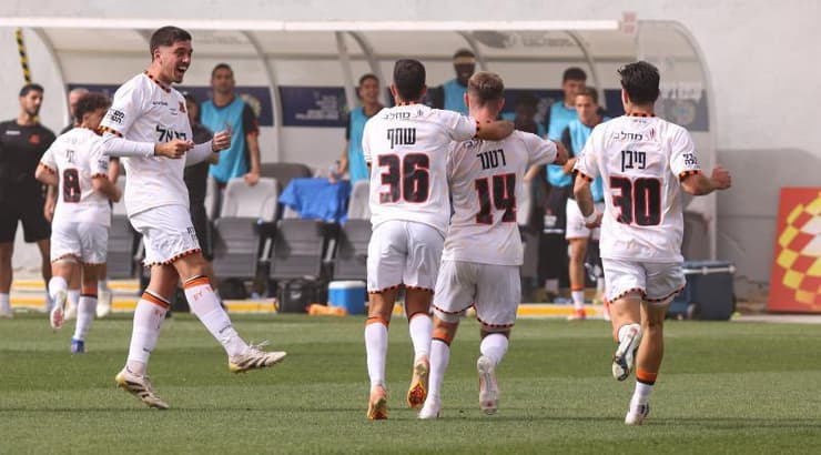 אדר רטנר רץ לחגוג