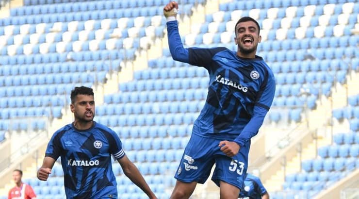 לירן חזן קופץ ומאושר