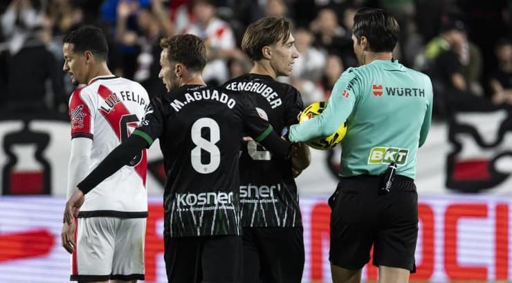 שחקני אלצ'ה מתווכחים עם השופט (IMAGO) שחקני אלצ'ה מתווכחים עם השופט