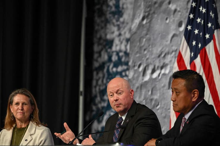 מסיבת העיתונאים של בכירי נאס"א, הלילה