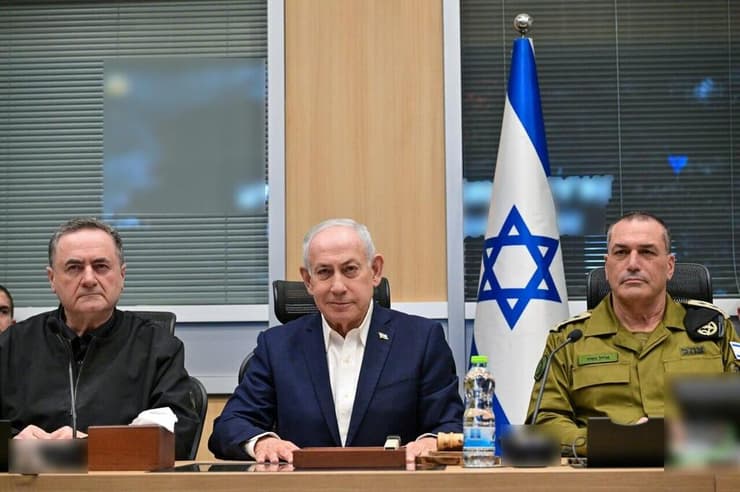 זמיר, נתניהו וכ"ץ. הוא העביר מסר, הם המשיכו באיומים (צילום: קובי גדעון, לע"מ) ראש הממשלה בהערכת מצב בקריה