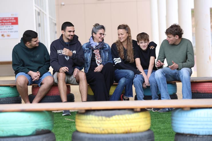 מיכל ורדיגר והילה סירקיס עם ילדיהן הלומדים בבית הספר
