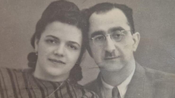 "כשבעלי כרע ונישק את האדמה, הבנתי שזה לא עוד מקום - זה הבית". מלכה ובעלה לאחר עלייתם ארצה (צילום: אלבום פרטי) מלכה ובעלה