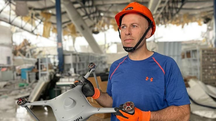 וסרלאוף במפעל ההרוס (צילום: באדיבות אירוסול) וסרלאוף במפעל ההרוס