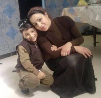 "אבא שלי התאהב במדינה ואמא שלי בבאר־שבע, אז החלטנו להישאר עוד כמה חודשים" (צילום: פרטי) אדיר סבג עם אמו