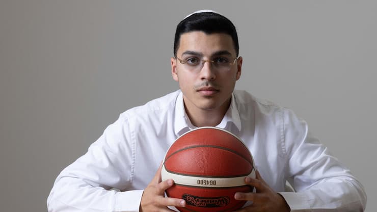 כבר בדקה הראשונה כמעט שוכחים את גילו. אדיר סבג (צילום: עוז מועלם) בעלי הפועל חיפה בכדורסל אדיר סבג