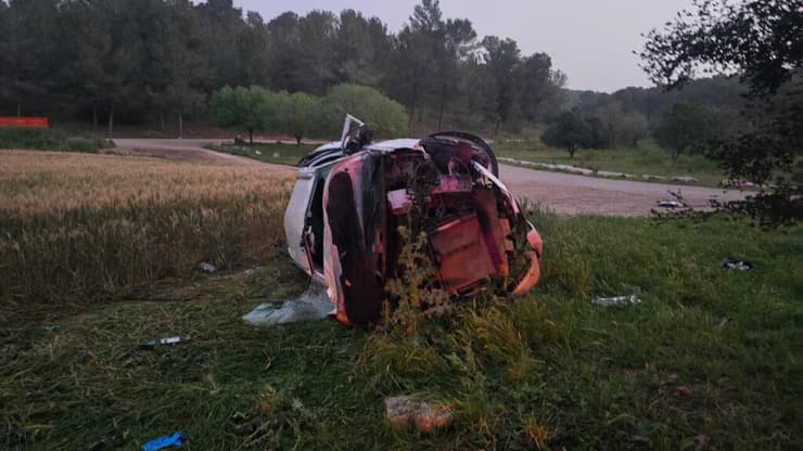 זירת התאונה ( צילום: תיעוד מבצעי מד"א) הרוג ו-2 פצועים קשה מהתהפכות רכב ביער המלאכים, סמוך לקריית גת