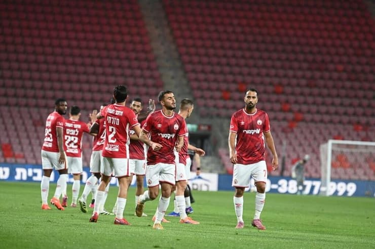 חוגגים יתרון זמני מול יציעים ריקים (צילום: הרצל יוסף) שחקני הפועל באר-שבע