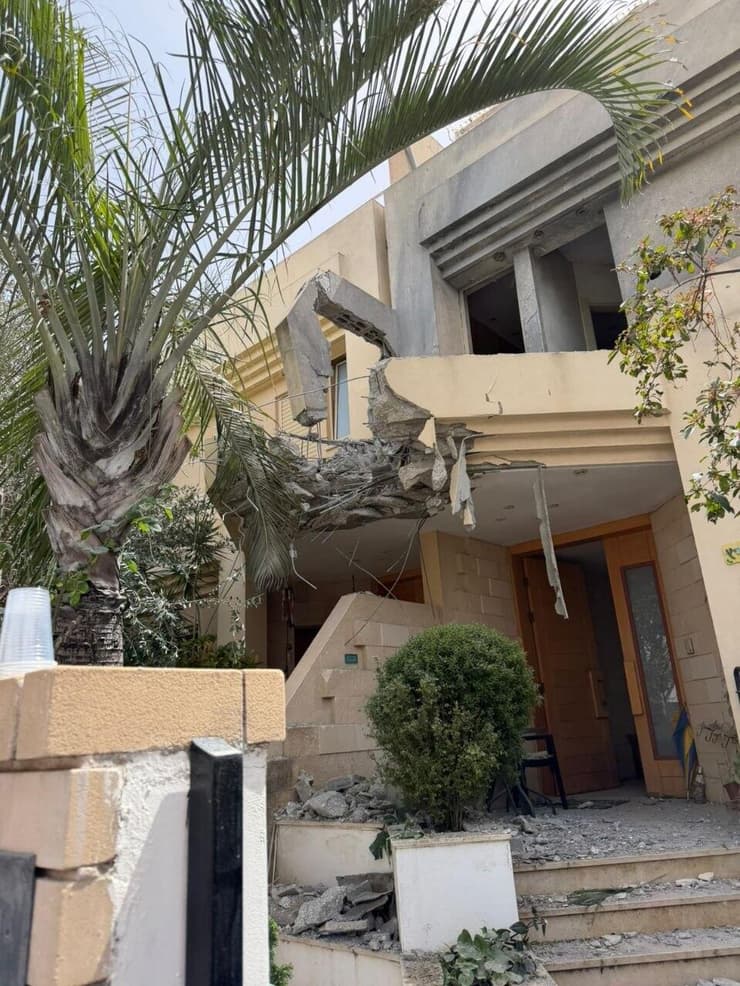 הבניין שנפגע בפתח תקווה (צילום: סעיף 27א לפי חוק זכויות יוצרים) בניין בפתח תקווה שנפגע מטיל איראני