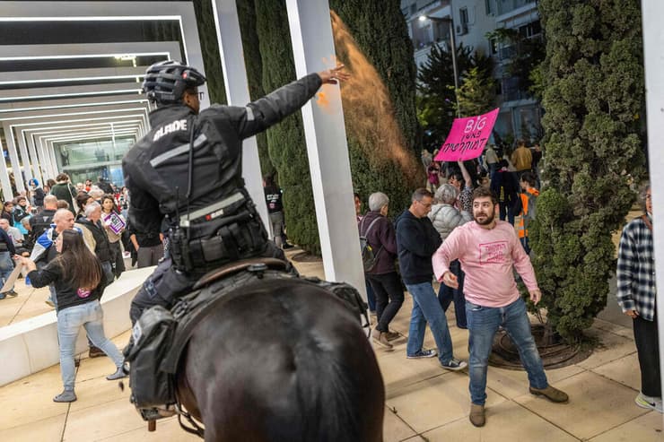 הפגנה בכיכר הבימה (צילום: Ilia YEFIMOVICH / AFP) הפגנה בכיכר הבימה