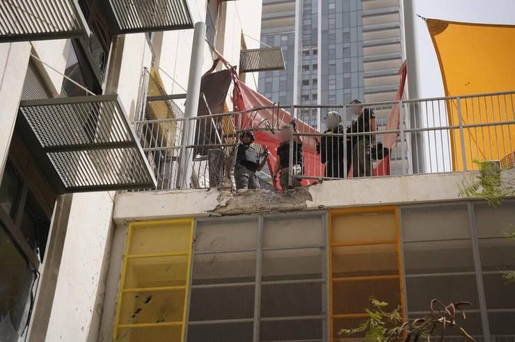 כוחות פיקוד העורף בבית הספר שנפגע ליד הקריה