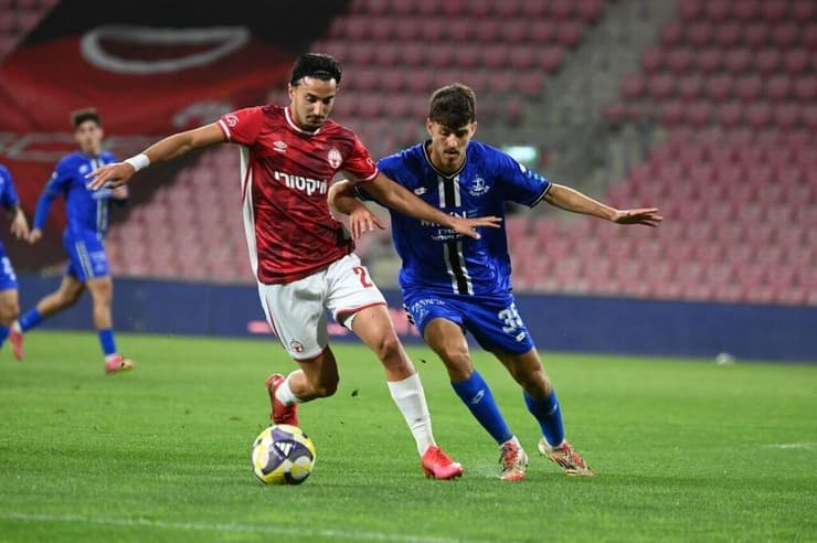 תיקו מאכזב למוליכה. גיא מזרחי מול שחר רוזן (צילום: הרצל יוסף) שחקן הפועל באר-שבע גיא מזרחי מול שחקן הפועל פ"ת שחר רוזן