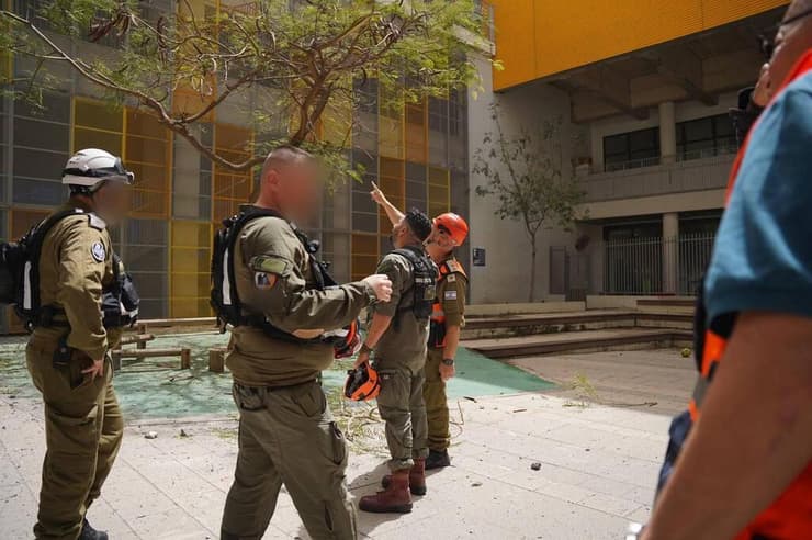 הפגיעה בבית ספר ליד הקריה ( צילום: דובר צה"ל ) כוחות פיקוד העורף בבית הספר שנפגע ליד הקריה