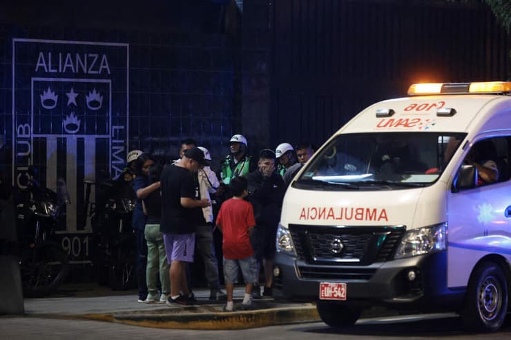 אמבולנס בסמוך לאצטדיון של אליאנזה לימה (צילום: Connie FRANCE / AFP) אמבולנס בסמוך לאצטדיון של אליאנזה לימה