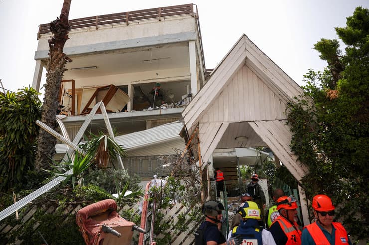 הפגיעה ברמת גן (צילום: REUTERS/Florion Goga) בניין ברמת גן שנפגע מטיל איראני