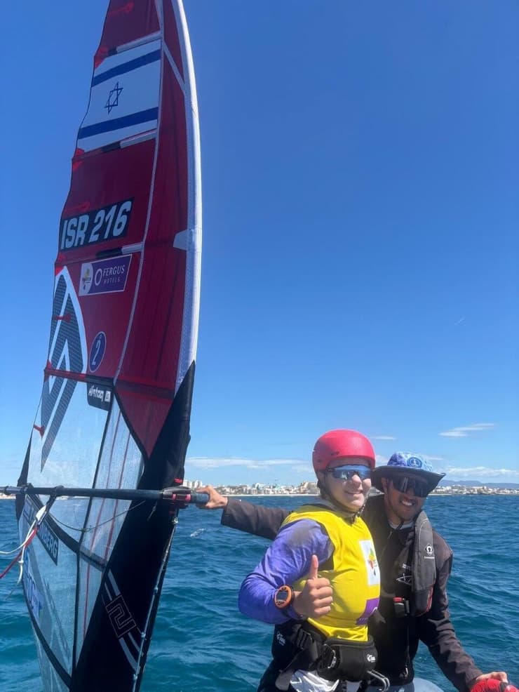 הגולשת הישראלית תמר שטיינברג עם מאמן נבחרת הנשים שחר צוברי