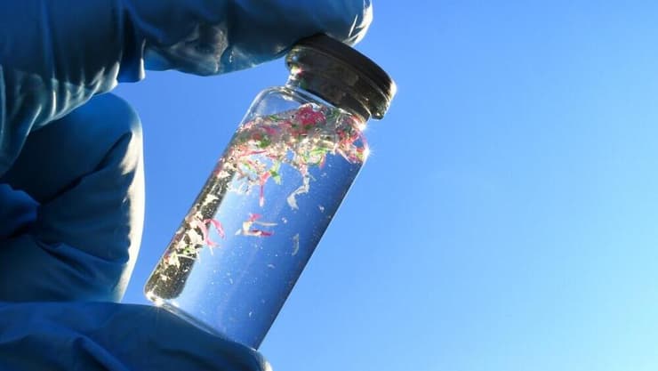 מיקרופלסטיק בתוך מי שתייה
