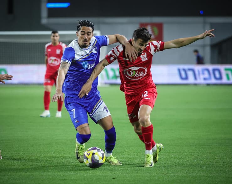 שחקן עירוני קריית שמונה יאיר מרדכי מול שחקן בני סכנין אלון אזוגי