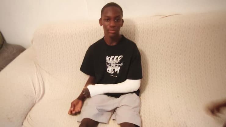 עיסא. "כל הזמן מפחד" עיסא בן ה-12 נער סודני נפצע באורח בינוני מ שברי יירוט ב אילת עיר מגוריו