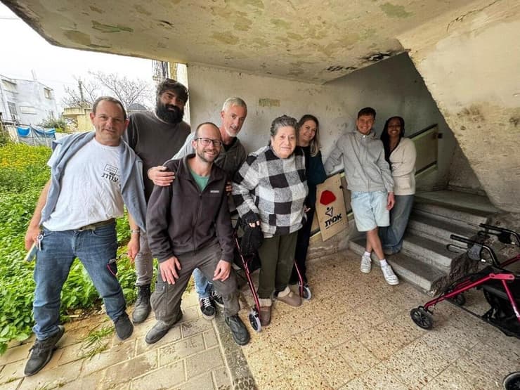 מנגנון מודולורי מבוסס מסילות להורדת הליכון בכל גרם מדרגות