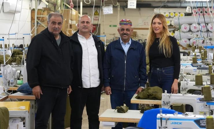 אחותו של סא"ל עלים עבדאללה ז"ל, שנפל בגבול לבנון ב-9 באוקטובר, ודודתו של סא"ל סלמאן חבקה ז"ל, גיבור קרב בארי שנפל בעזה, עובדות במתפרה בכפר מגוריהם יאנוח ג'ת, שתופרת מדי צה"ל