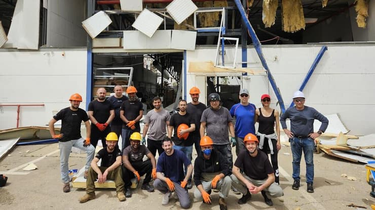 צוות החברה במפעל אחרי הפגיעה (צילום: באדיבות אירוסול) הצוות של החברה