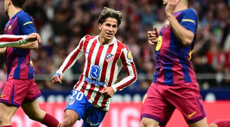 ג'וליאנו סימאונה רץ לחגוג