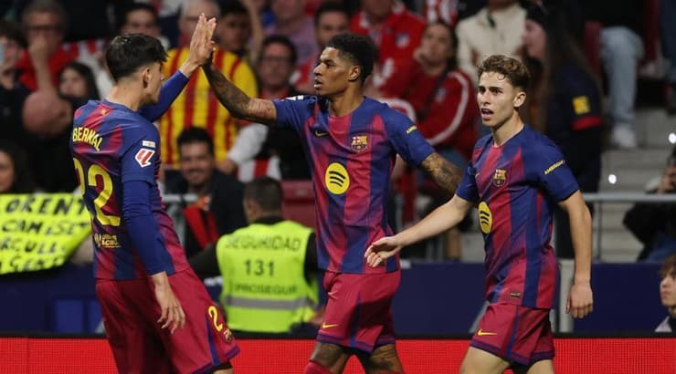 שחקני ברצלונה מברכים את מרקוס רשפורד