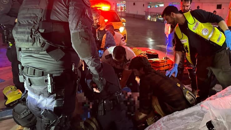 גבר לקה בדום לב במקלט בתל אביב (צילום: תיעוד מבצעי מד"א ) גבר לקה בדום לב במקלט בתל אביב