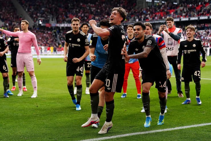 שחקני באיירן מינכן חוגגים עם טום בישוף