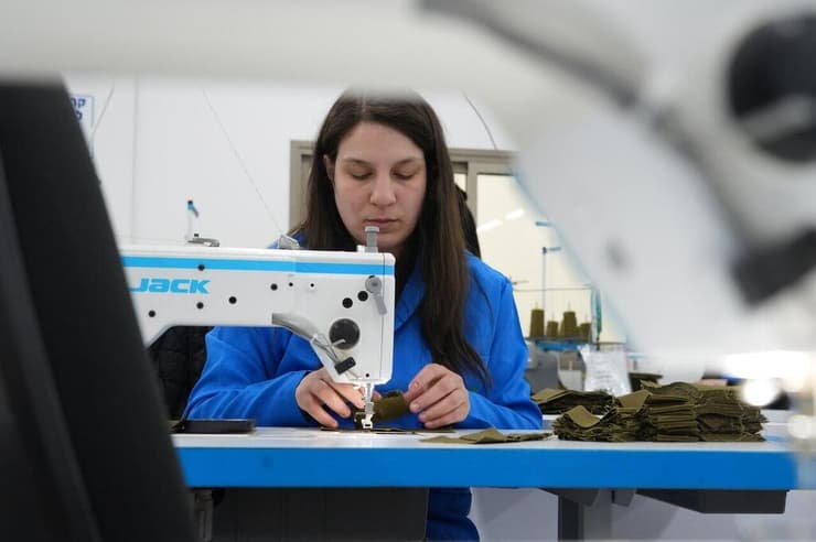 אחותו של סא"ל עלים עבדאללה ז"ל, שנפל בגבול לבנון ב-9 באוקטובר, ודודתו של סא"ל סלמאן חבקה ז"ל, גיבור קרב בארי שנפל בעזה, עובדות במתפרה בכפר מגוריהם יאנוח ג'ת, שתופרת מדי צה"ל