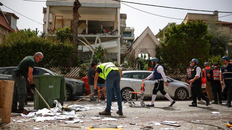טראמפ לא רואה בטילים הבליסטיים איום קיומי. פגיעת טיל ברמת גן במבצע שאגת הארי (צילום: REUTERS/Florion Goga) בניין ברמת גן שנפגע מטיל איראני