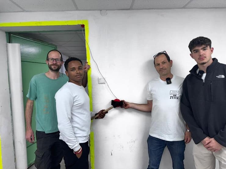 מנגנון עזר המפחית את ה מאמץ ה פיזי הנדרש ל סגירה של דלת ה ממ״ד וה מקלט