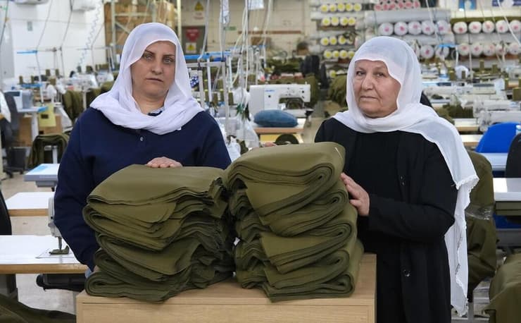 אחותו של סא"ל עלים עבדאללה ז"ל, שנפל בגבול לבנון ב-9 באוקטובר, ודודתו של סא"ל סלמאן חבקה ז"ל, גיבור קרב בארי שנפל בעזה, עובדות במתפרה בכפר מגוריהם יאנוח ג'ת, שתופרת מדי צה"ל