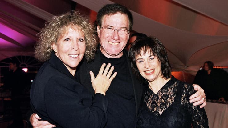 נורית הירש עם אהוד מנור ואשתו, עפרה פוקס