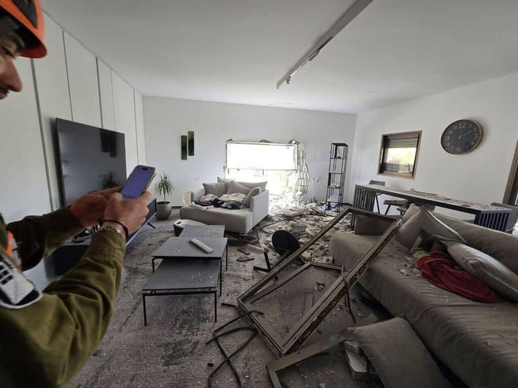 נזק בדירה בבניין שנפגע בפתח תקווה (צילום: עיריית פתח תקווה) בניין בפתח תקווה שנפגע מטיל איראני