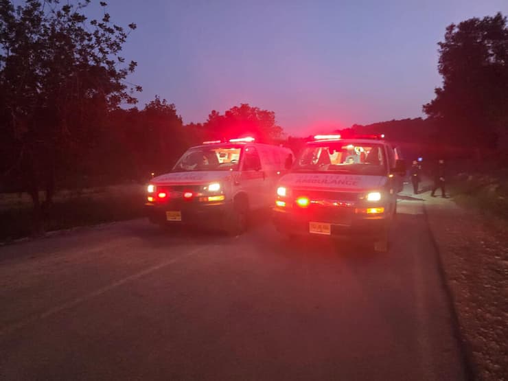 צילום: תיעוד מבצעי מד"א הרוג ו-2 פצועים קשה מהתהפכות רכב ביער המלאכים, סמוך לקריית גת