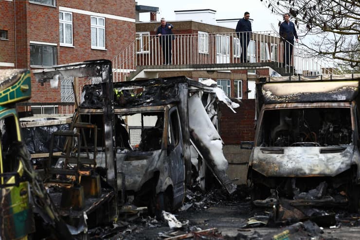 שרידי האמבולנסים (צילום: Henry NICHOLLS / AFP) שרידי האמבולנסים
